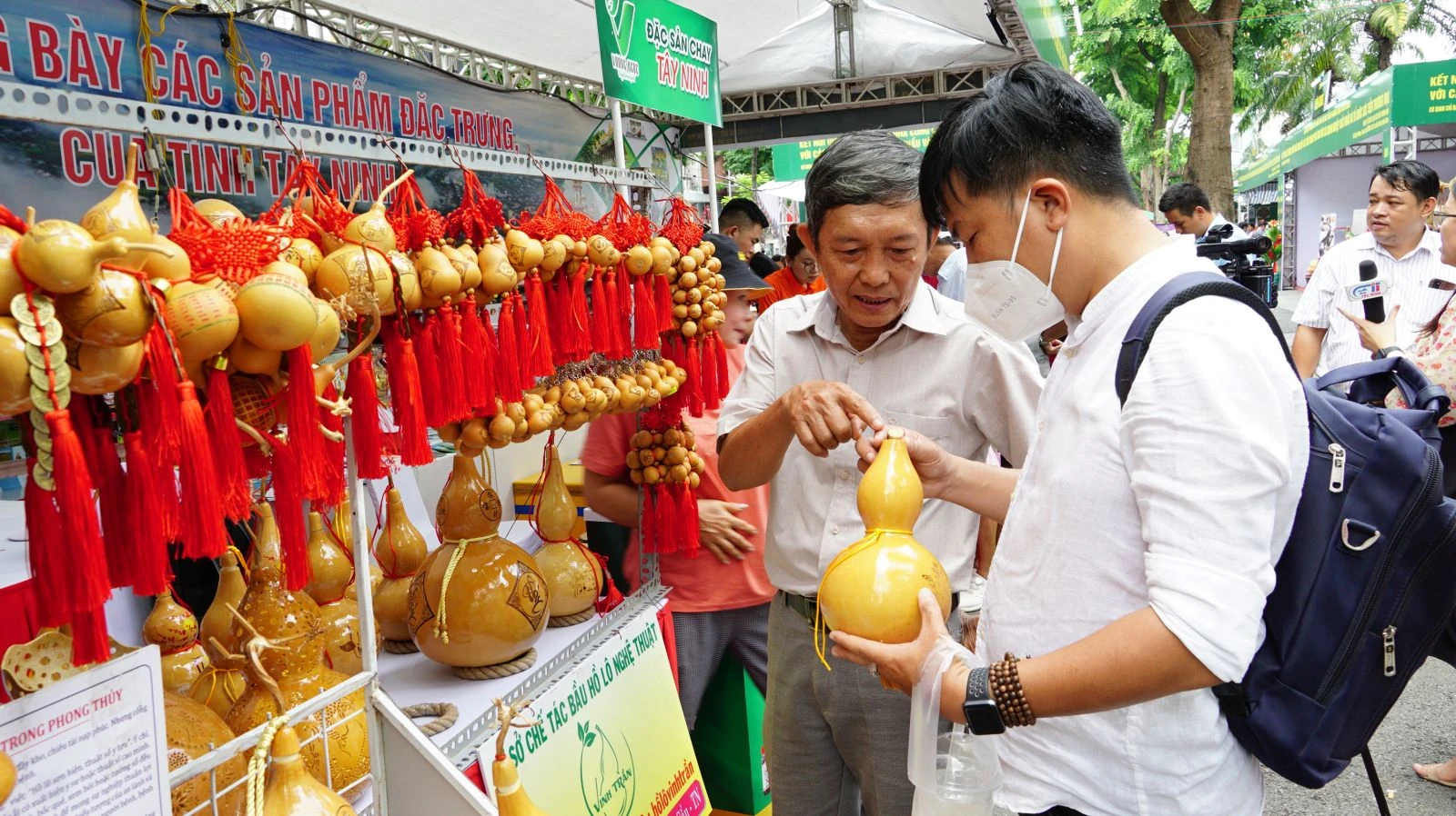 Sản phẩm của cơ sở sản xuất hồ lô được trưng bày, quảng bá tại một hội chợ trên địa bàn Thành phố Hồ Chí Minh.