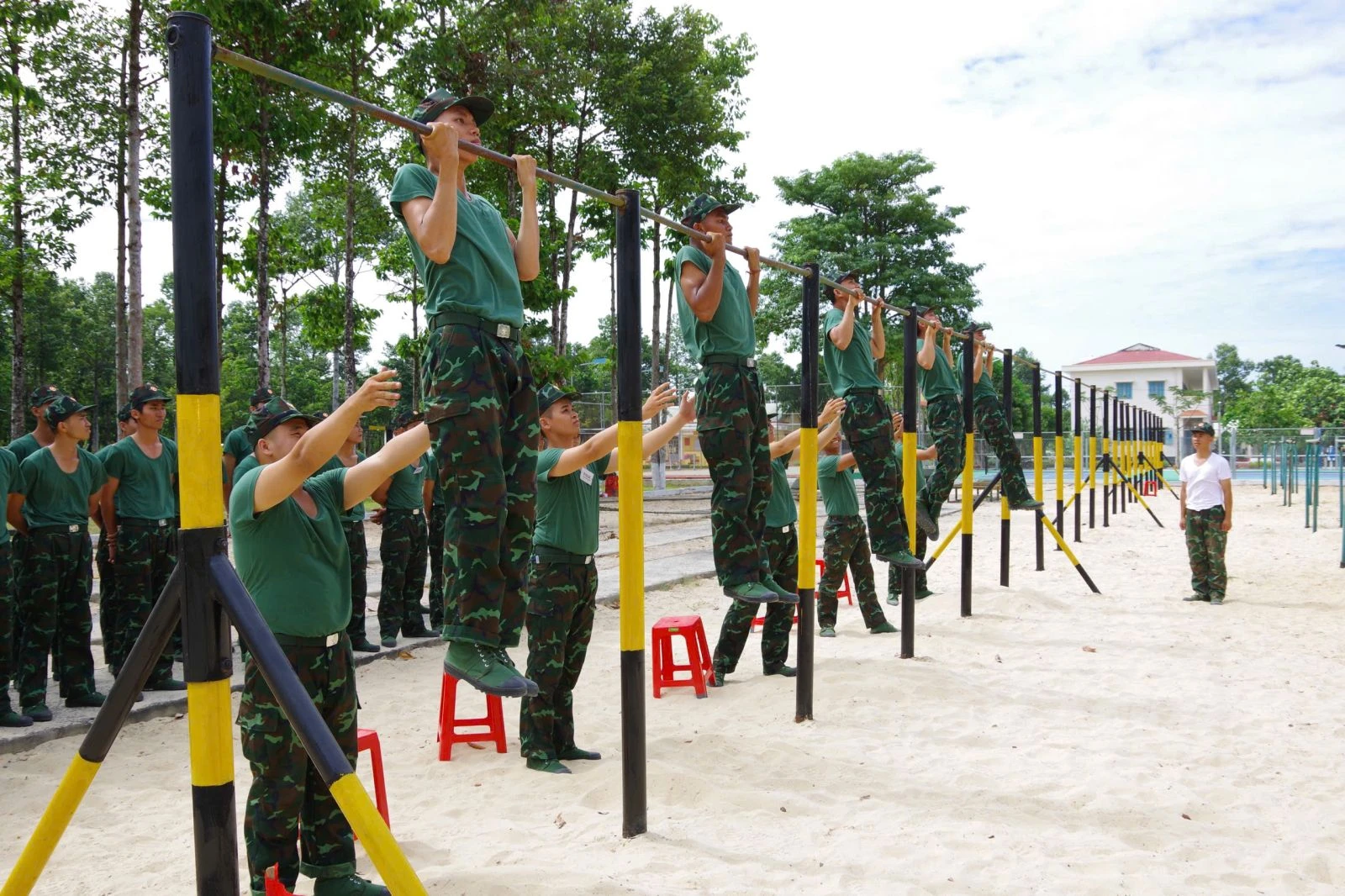 Chiến sĩ mới huấn luyện thể lực.