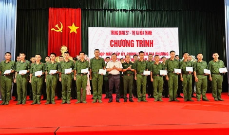 Hoà Thành: Thăm, tặng quà động viên chiến sĩ mới nhập ngũ năm 2025