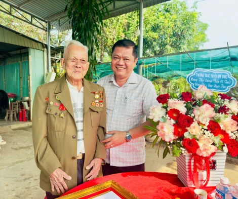 Lãnh đạo huyện Dương Minh Châu: Thăm, mừng thọ đảng viên lão thành 90, 95 tuổi