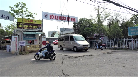 MEDIA: Cáp viễn thông lòng thòng trước cổng bến xe