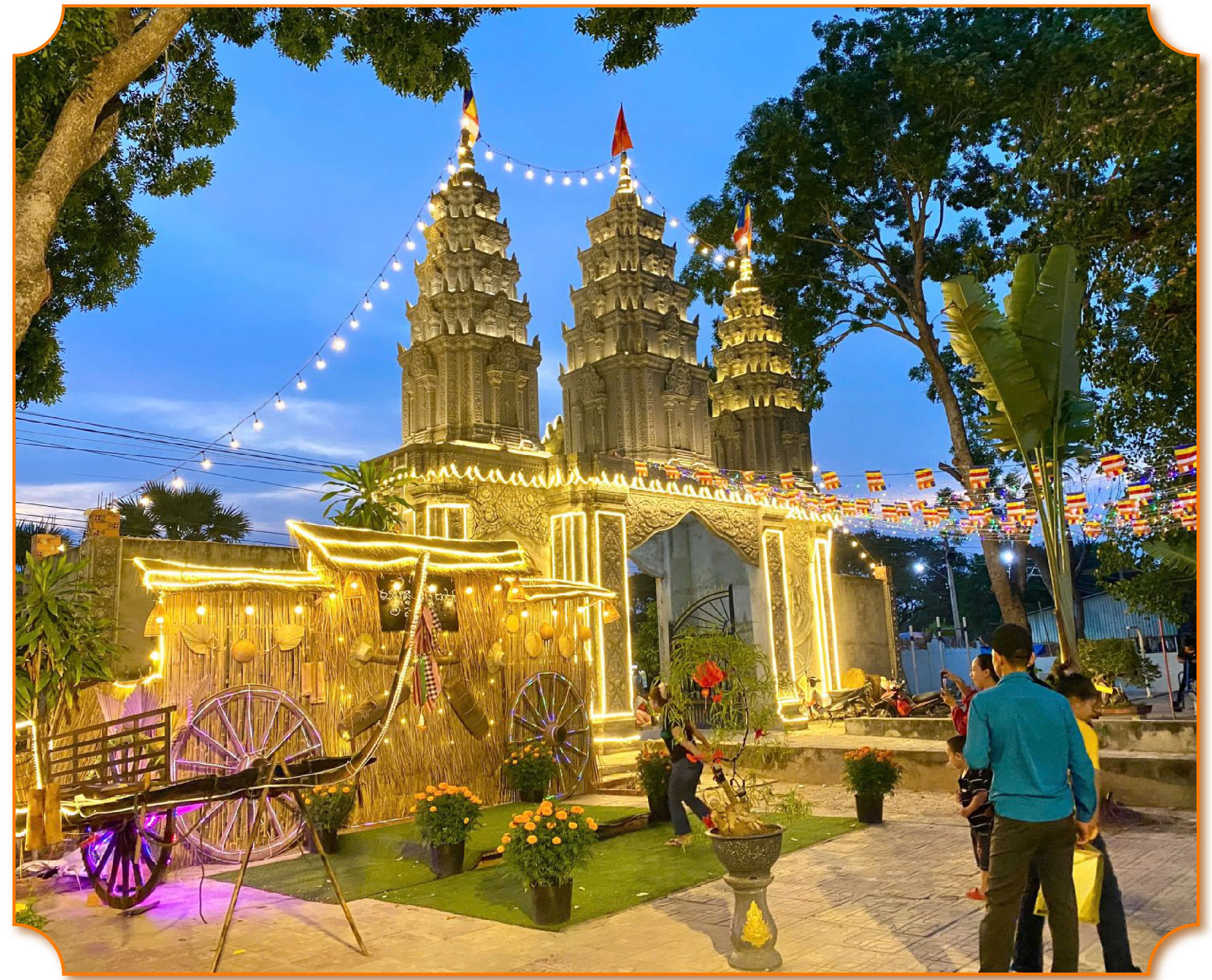 Đồng bào dân tộc Khmer và người dân chụp ảnh tại một tiểu cảnh trong khuôn viên chùa Khedol.