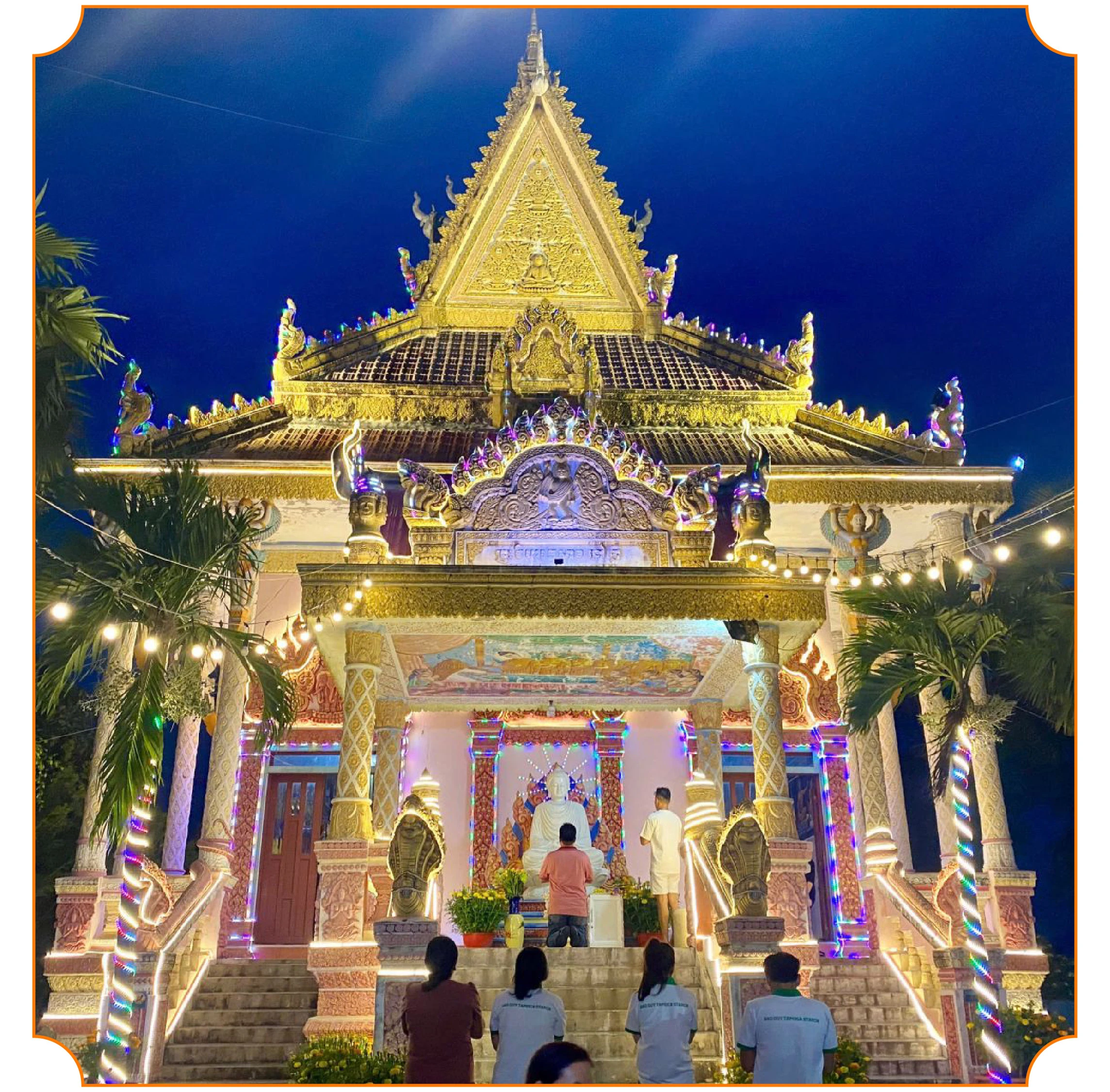 Đồng bào dân tộc Khmer đến dâng hương tại chùa Khedol.