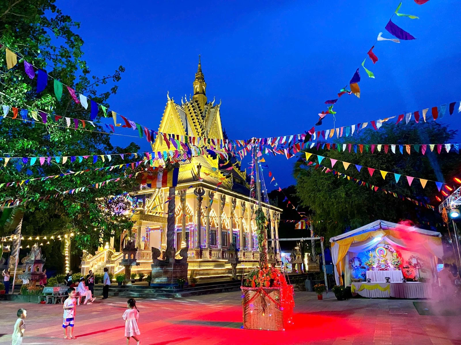 Chùa Khedol lung linh dưới ánh đèn và cờ hoa.