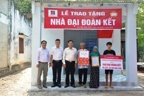 Tân Châu: Bàn giao nhà đại đoàn kết cho hộ dân tộc Chăm có hoàn cảnh khó khăn