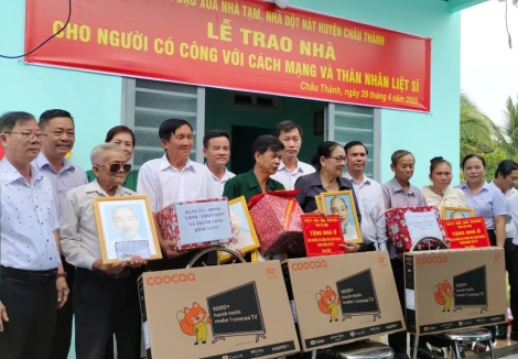 Châu Thành: Bàn giao 12 căn nhà tình nghĩa cho gia đình chính sách