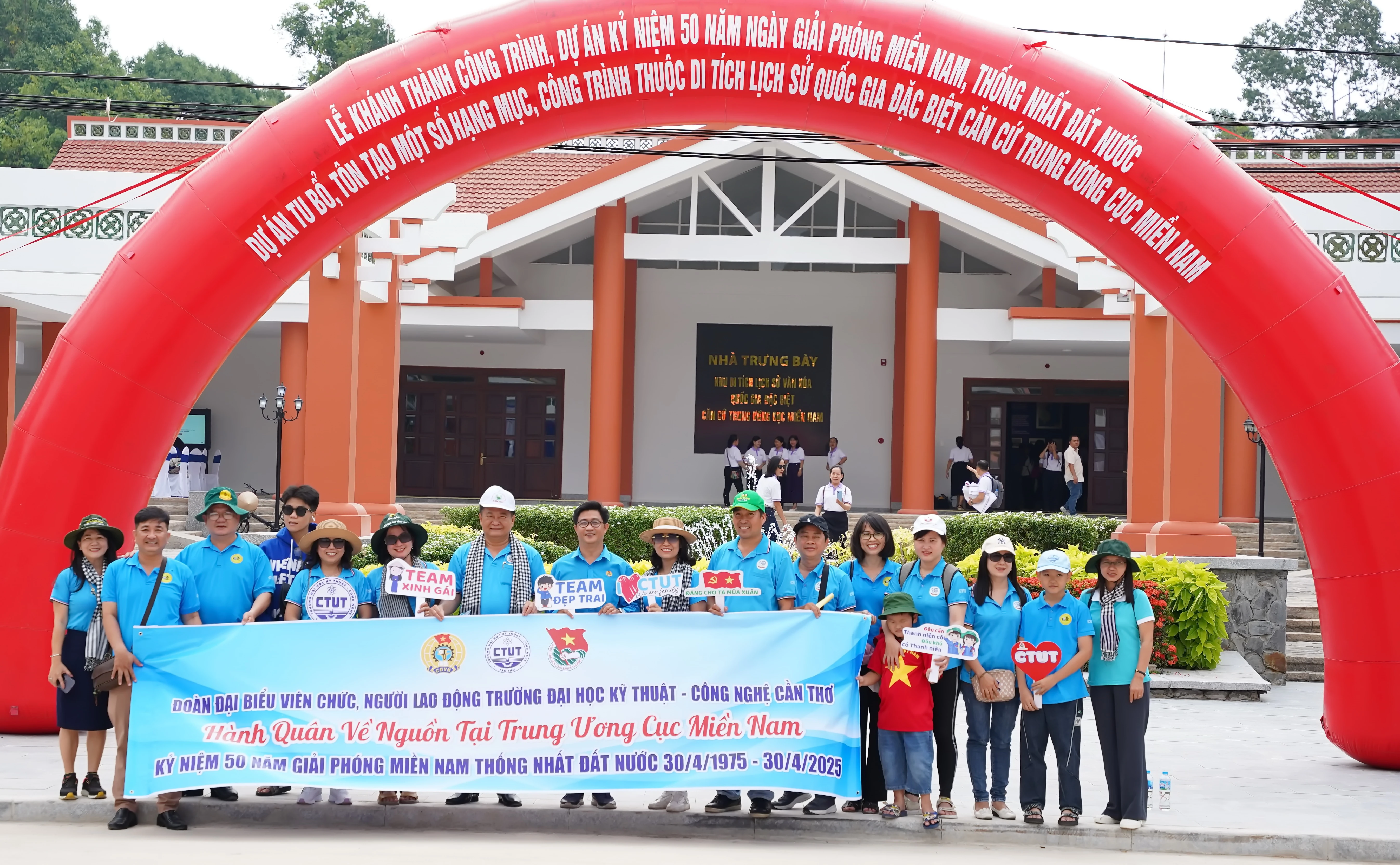 Một đoàn du khách tham quan Khu di tích lịch sử quốc gia đặc biệt Căn cứ Trung ương Cục miền Nam.