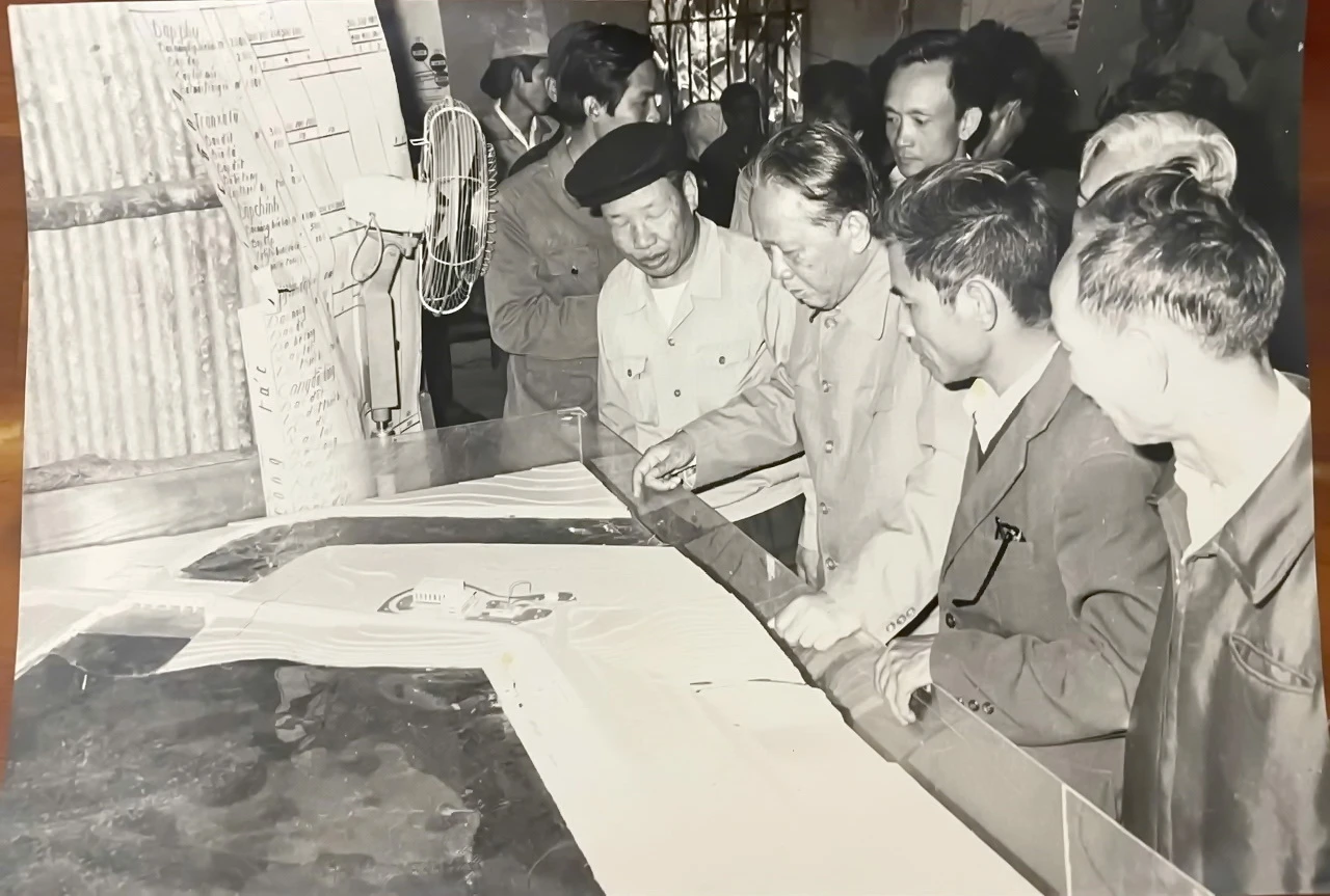 Tổng Bí thư Lê Duẩn duyệt sa bàn trước khi khởi công công trình thuỷ nông Lòng hồ Dầu Tiếng, Tây Ninh. Ảnh tư liệu