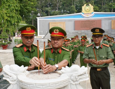 Đảng uỷ, Ban Giám đốc Công an Tây Ninh: Dâng hương, dâng hoa tri ân các anh hùng liệt sĩ