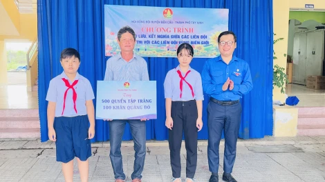 Giao lưu, kết nghĩa giữa các liên đội ở đô thị với liên đội ở vùng biên giới
