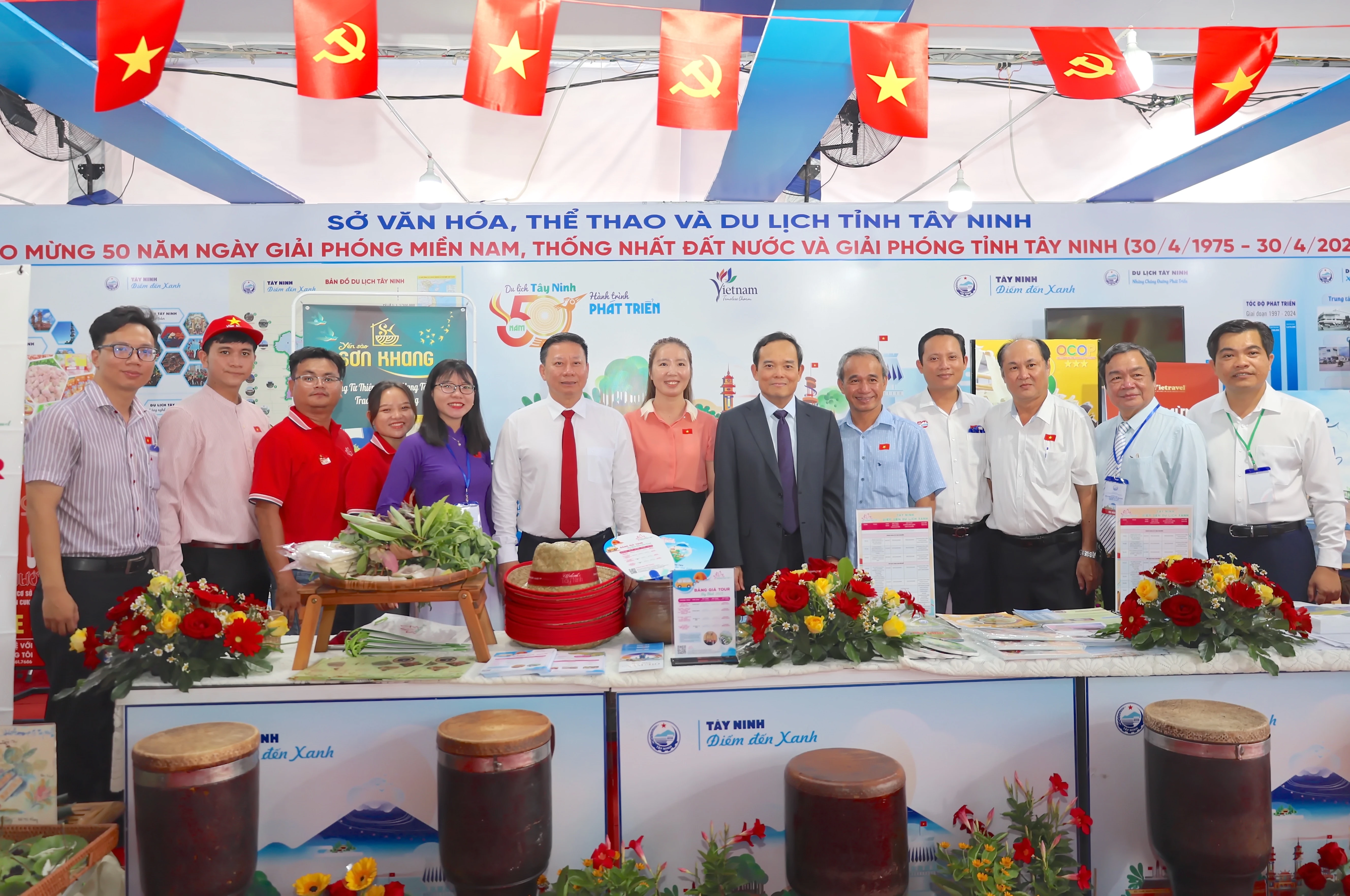 Ông Trần Lưu Quang- Bí thư Trung ương Ðảng, Trưởng Ban Chính sách, Chiến lược Trung ương; ông Nguyễn Thanh Ngọc- Thứ trưởng Bộ Tư pháp chụp ảnh lưu niệm tại gian hàng của Sở Văn hoá, Thể thao và Du lịch Tây Ninh.