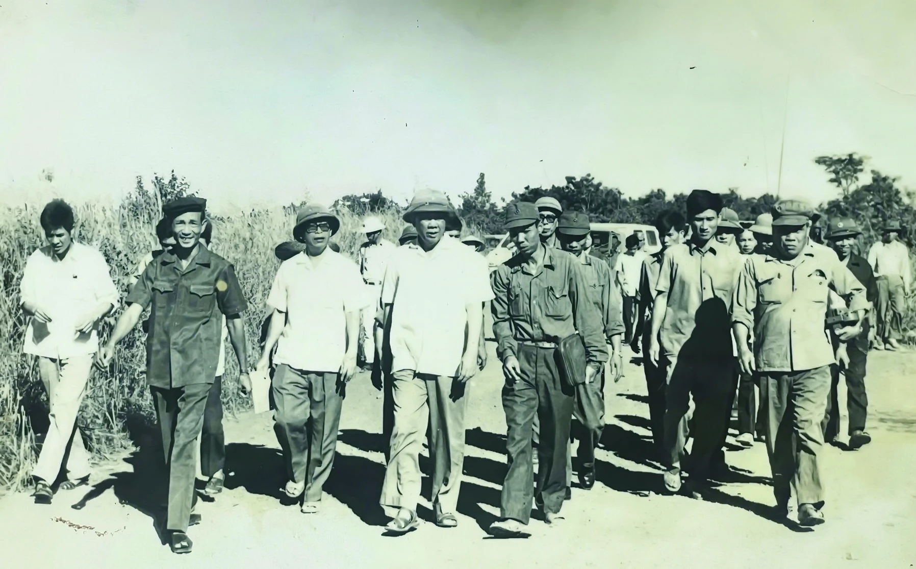 Tổng Bí thư Lê Duẩn cùng lãnh đạo tỉnh Tây Ninh thăm Ðồn Biên phòng Xa Mát- tháng 7.1979