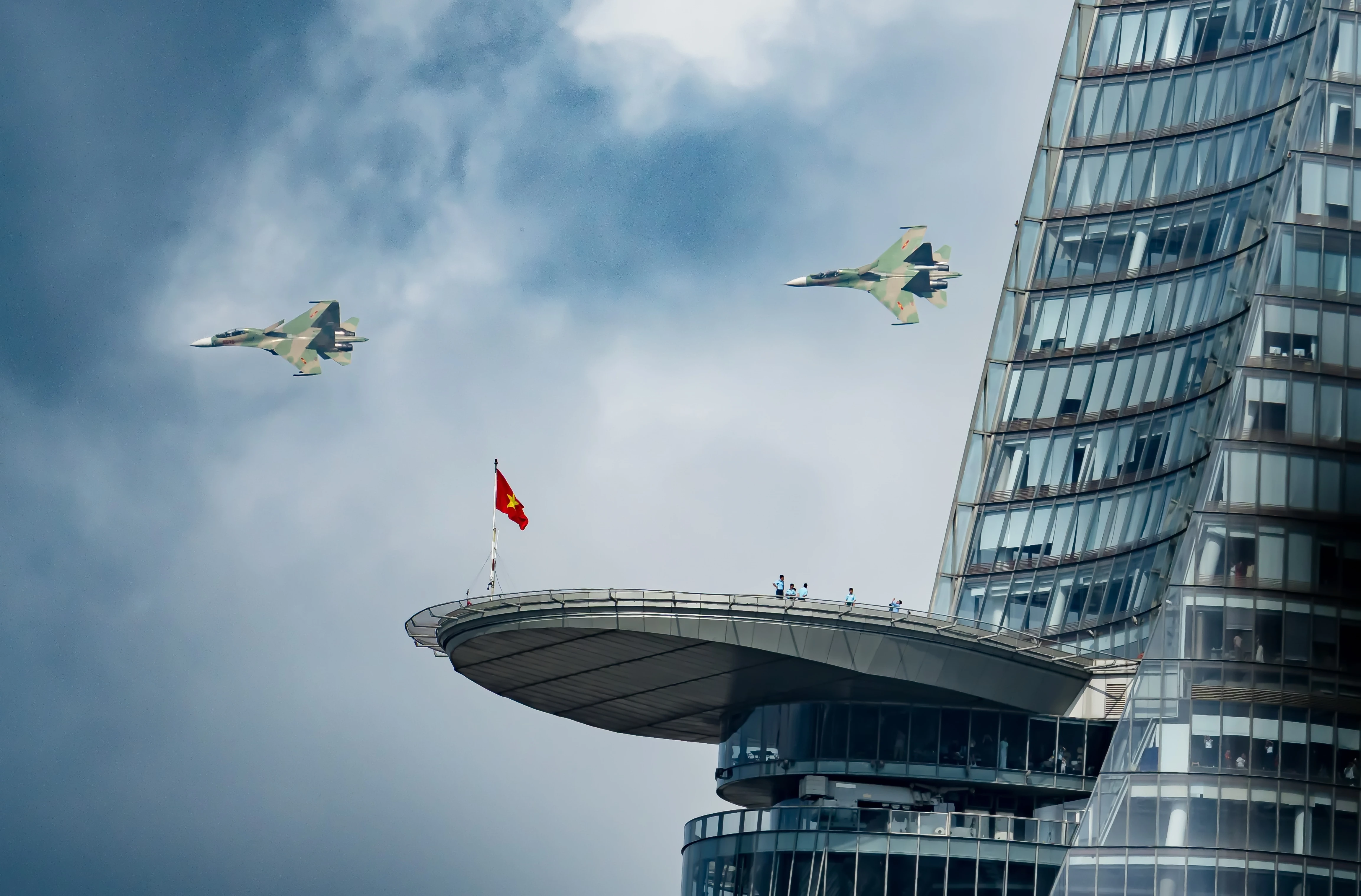 Những chiếc Su-30MK2 bay ngang toà nhà Bitexco trong sáng 30.4. (Ảnh: Ðinh Văn Quốc Thanh)