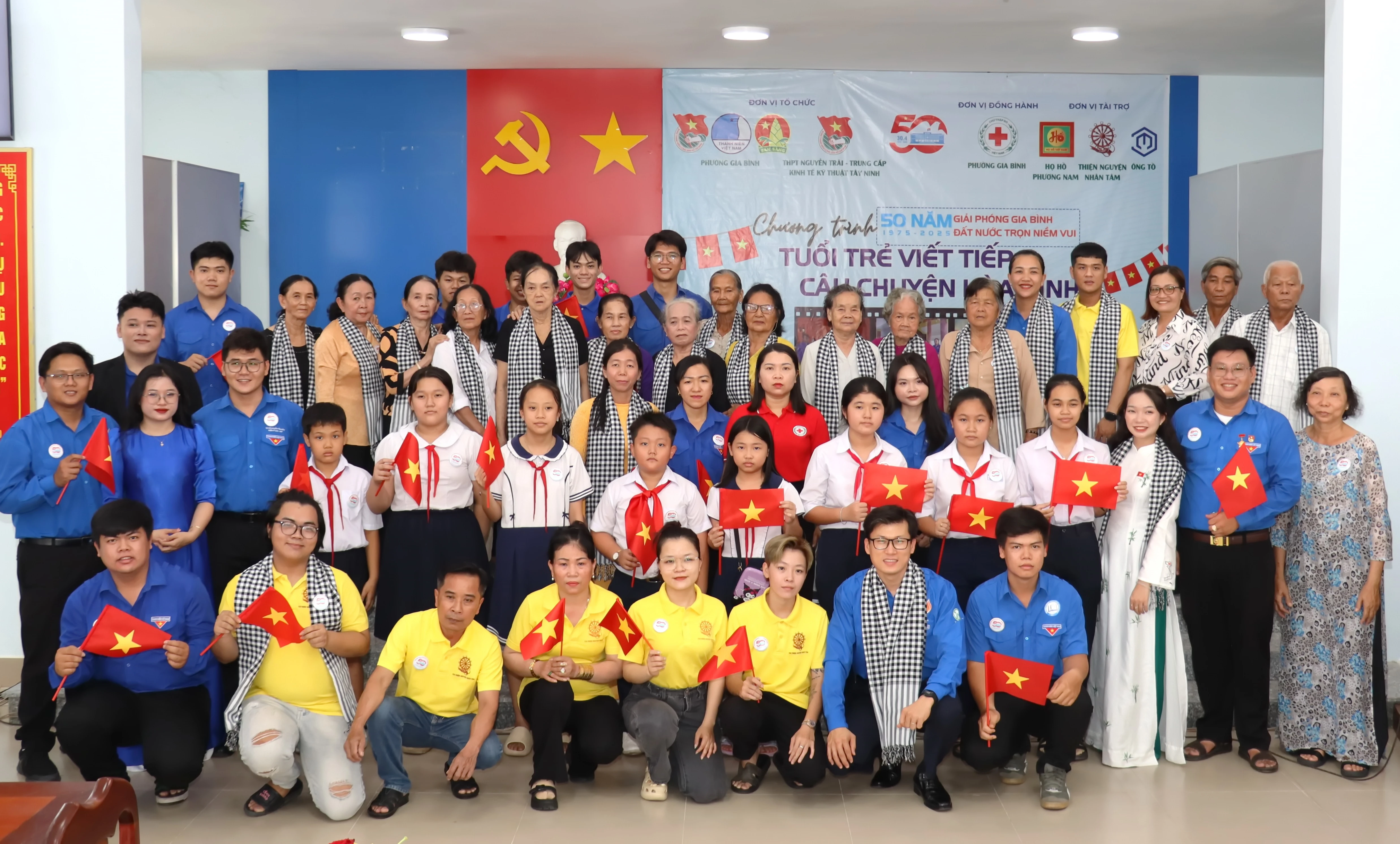 Các em đội viên, các bạn đoàn viên thanh niên chụp ảnh lưu niệm cùng các vị lão thành cách mạng.