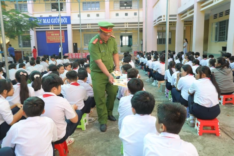 Tuyên truyền an toàn giao thông, phòng chống cháy nổ, đuối nước và phòng chống bạo lực học đường cho học sinh
