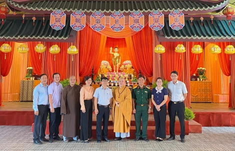 Lãnh đạo thị xã Trảng Bàng thăm, chúc mừng Đại lễ Phật Đản