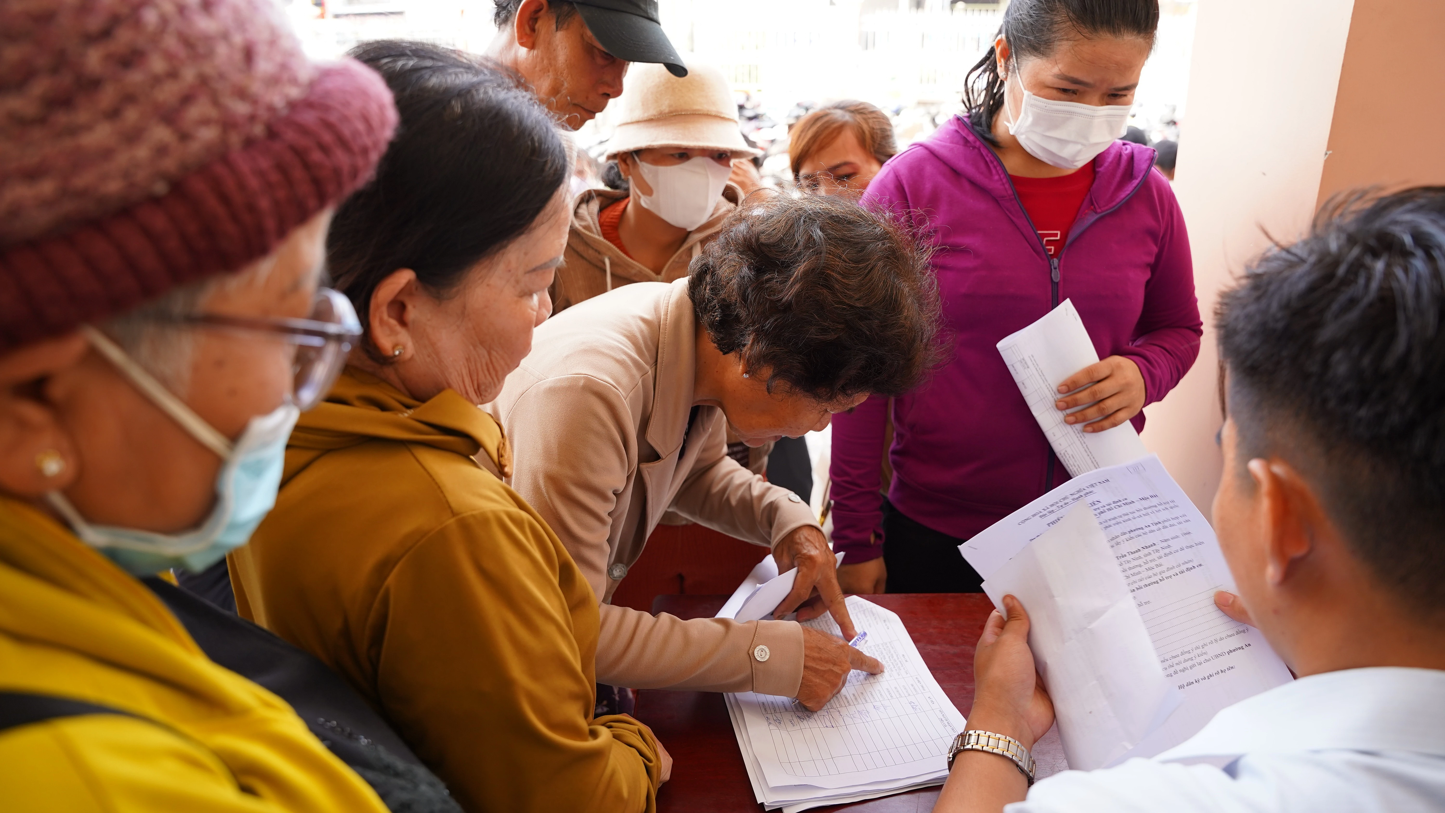 Người dân ký nhận dự thảo phương án đền bù và phiếu lấy ý kiến về phương án đền bù giải phóng mặt bằng dự án cao tốc Thành phố Hồ Chí Minh - Mộc Bài.