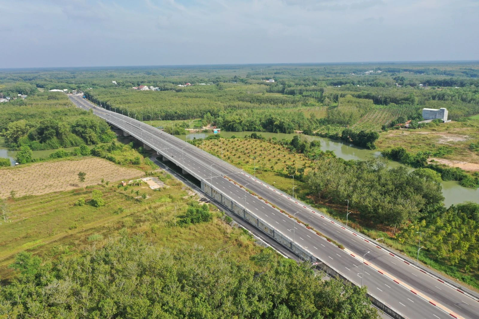 Đường Đất Sét - Bến Củi mang tính kết nối vùng đã được tỉnh đầu tư và hoàn thiện đưa vào sử dụng trong thời gian qua.