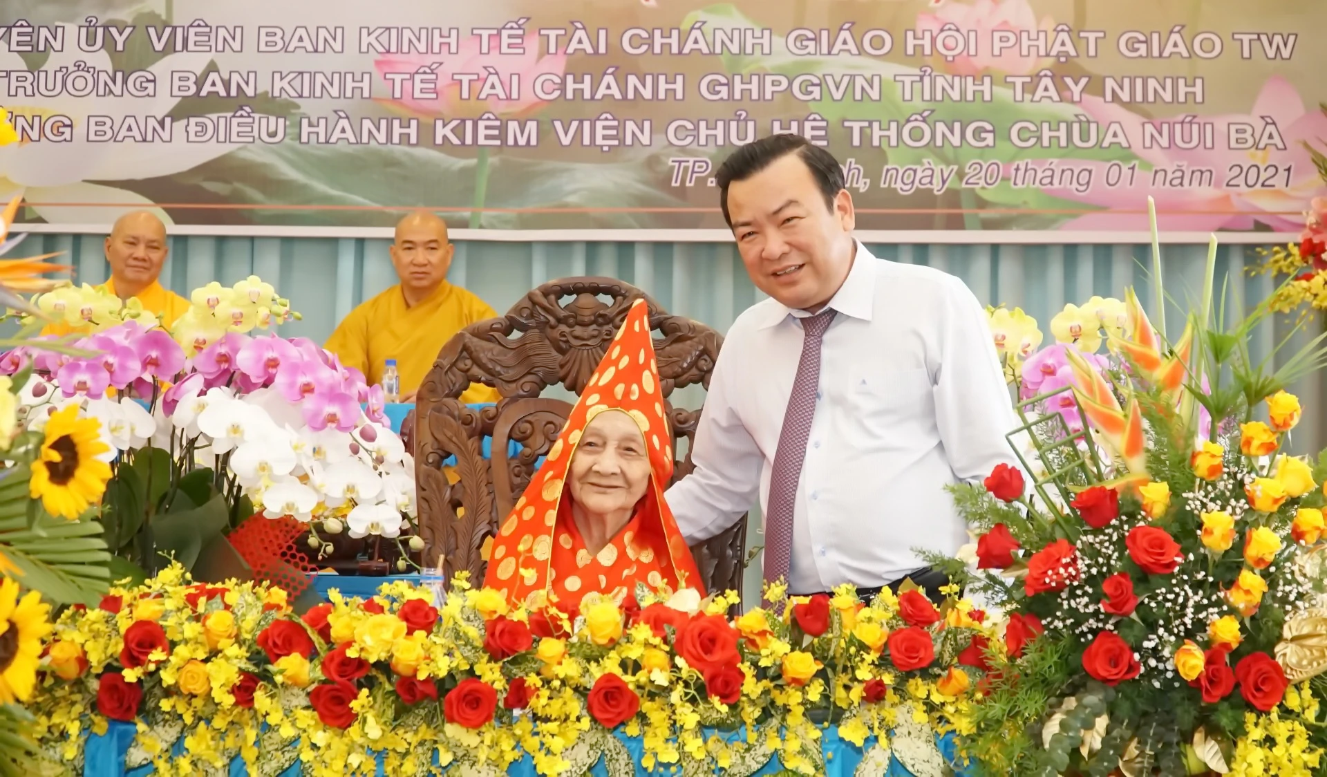 Phó Bí thư Thường trực Tỉnh uỷ Phạm Hùng Thái tặng hoa chúc mừng Ni trưởng Thích nữ Diệu Nghĩa tại lễ khánh thọ tròn 100 tuổi (1921-2021). Ảnh: Tâm Giang