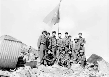 Cờ giải phóng tung bay trên đỉnh núi Bà Đen ngày 7.1.1975 (nguồn Đảng bộ tỉnh Tây Ninh).