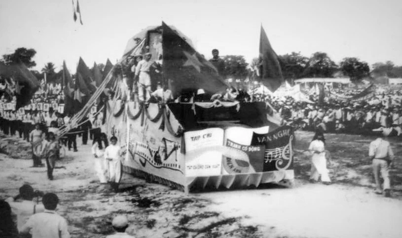 Mít tinh mừng chiến thắng 30.4.1975 tại sân vận động Tây Ninh (ảnh tư liệu).