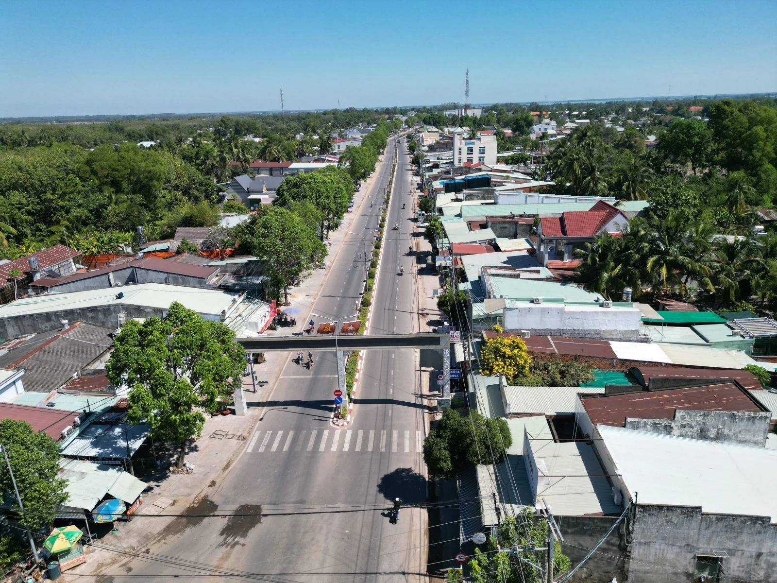 Đường giao thông được đầu tư đồng bộ, giúp người dân đi lại, giao thương thuận lợi hơn (Ảnh: Đường Nguyễn Chí Thanh, huyện Dương Minh Châu).