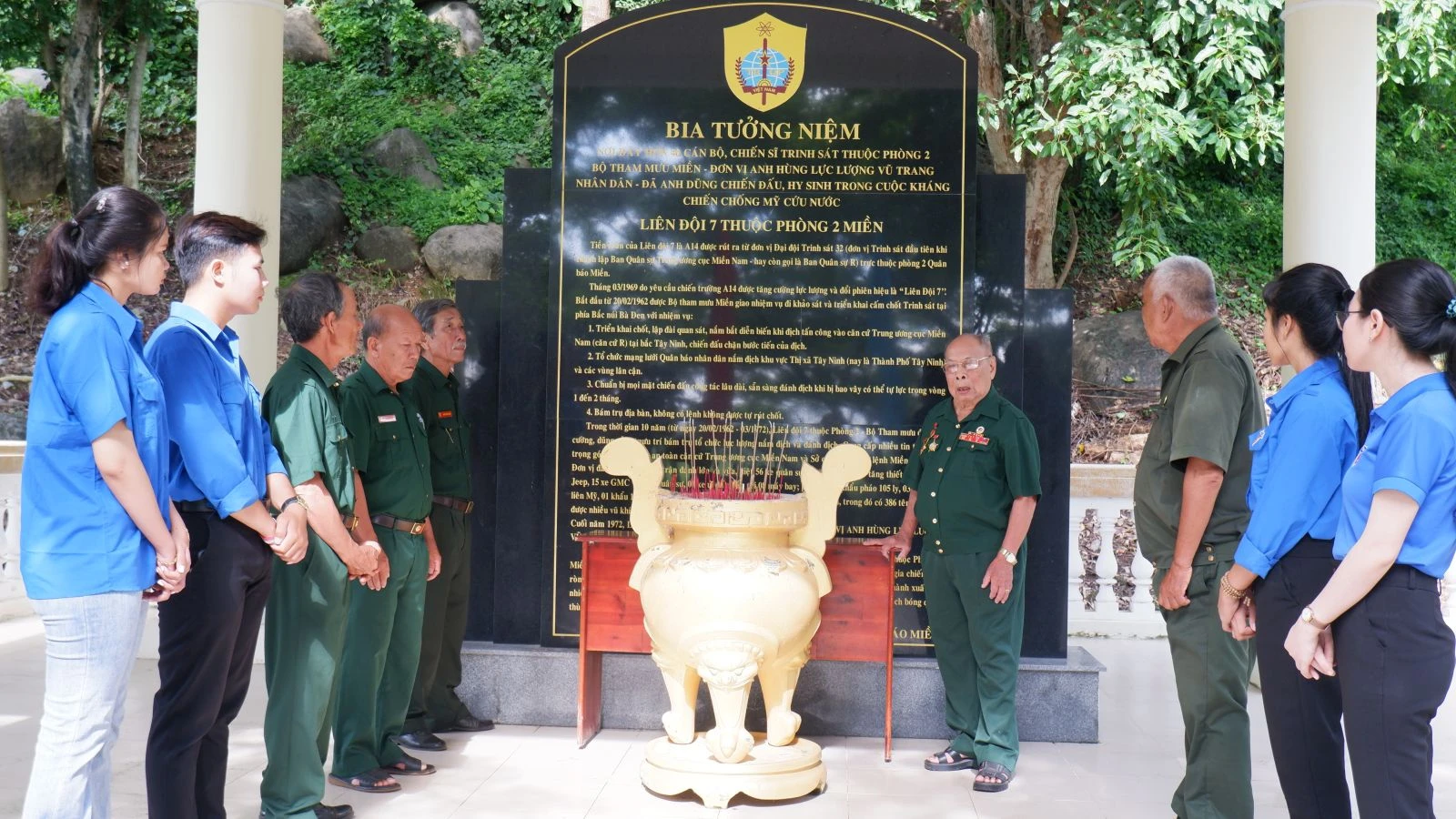 Ông Trần Lê và các cựu chiến binh, đoàn viên thanh niên về thăm lại căn cứ Liên đội 7.