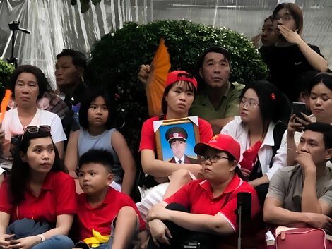 Bài 2: “Vui sao nước mắt lại trào”