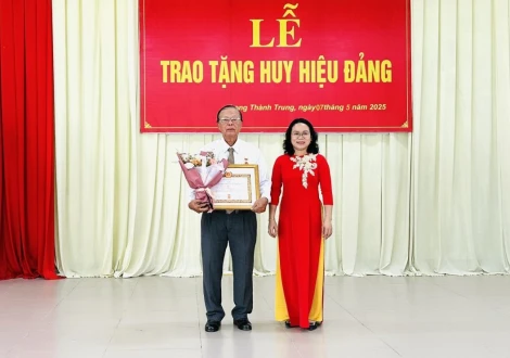Đảng uỷ phường Long Thành Trung trao tặng Huy hiệu 40 và 30 năm tuổi đảng