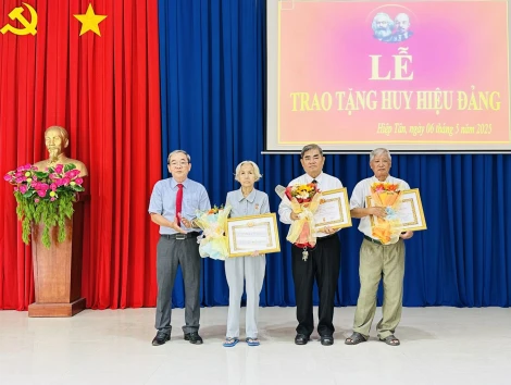 Hoà Thành: Trao Huy hiệu Đảng cho 7 đảng viên