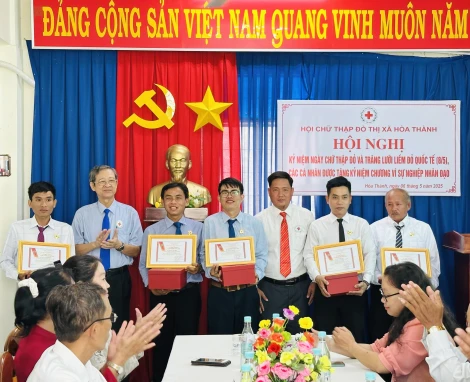 Hoà Thành: Trao tặng Kỷ niệm chương "Vì sự nghiệp nhân đạo" cho 19 cá nhân