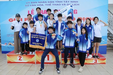 Từ chàng trai đam mê bơi lội đến huấn luyện viên truyền cảm hứng