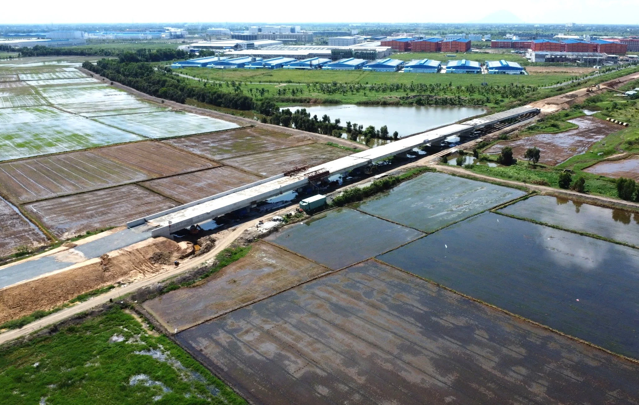 Cầu Tây Long nối Tây Ninh - Long An trên tuyến đường Hồ Chí Minh đoạn Chơn Thành - Ðức Hoà sắp hoàn thành.