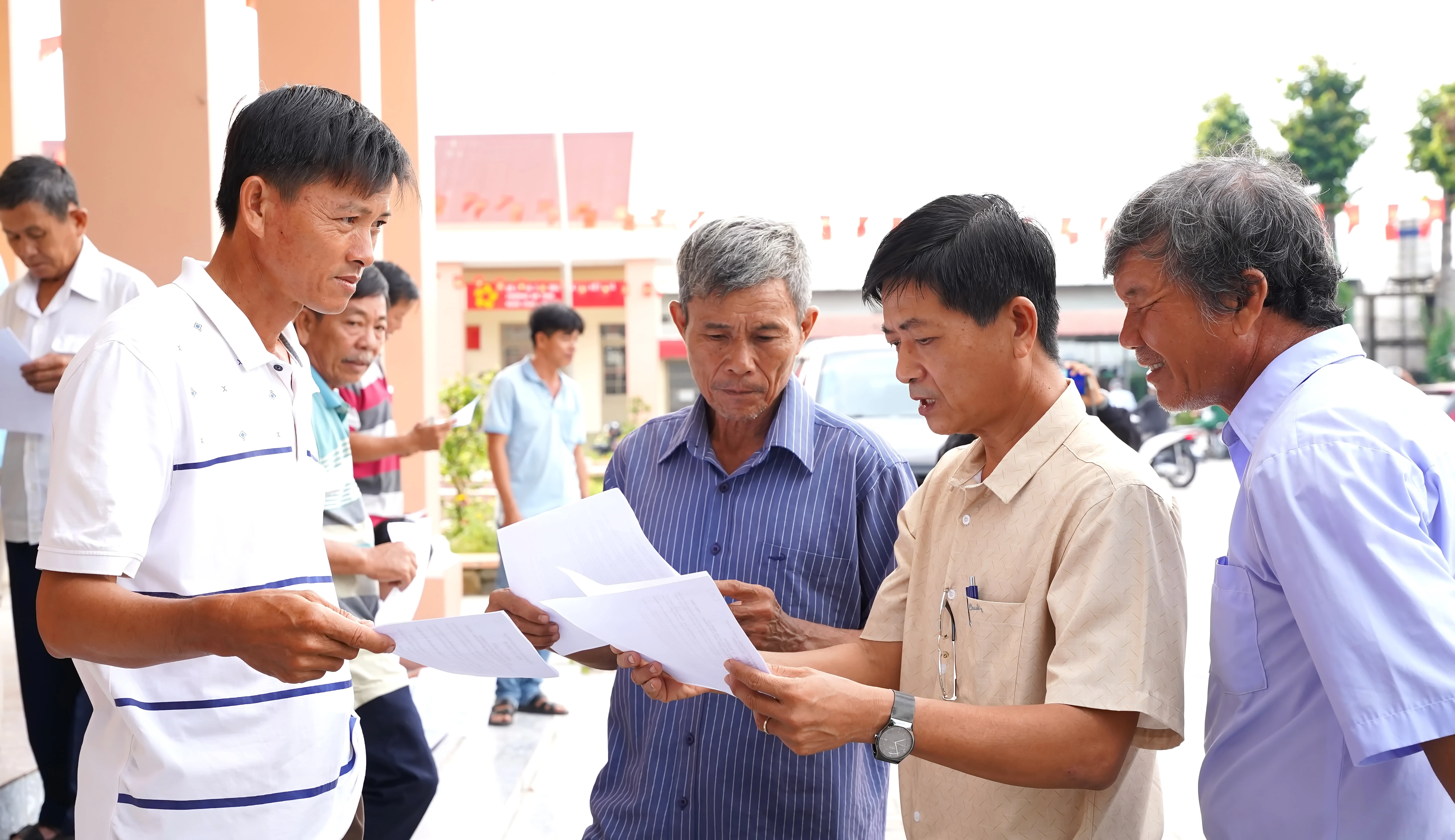 Cán bộ Trung tâm Phát triển quỹ đất thị xã Trảng Bàng hướng dẫn người dân xem dự thảo phương án bồi thường chi tiết.