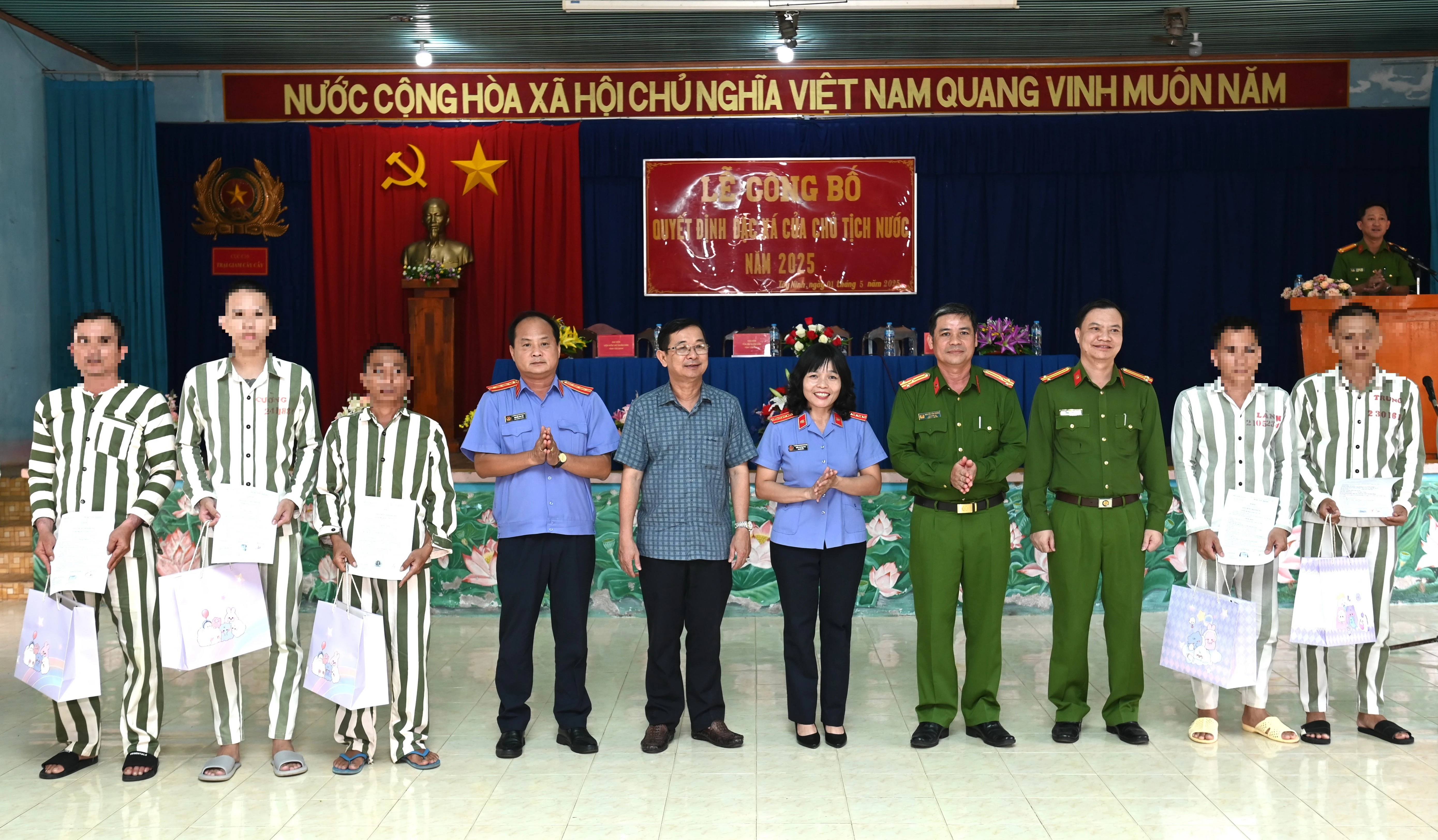 Lãnh đạo các cơ quan chức năng trao quyết định đặc xá, tặng quần áo cho các phạm nhân.