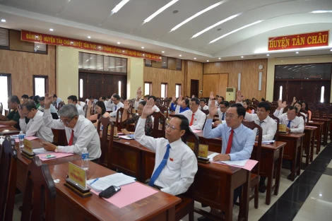 Kỳ họp thứ 17 HĐND huyện Tân Châu: Thông qua 6 nghị quyết