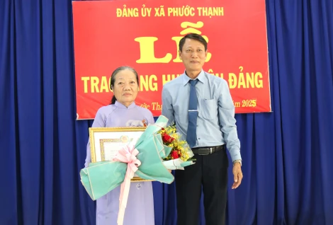 Gò Dầu: Trao tặng Huy hiệu 45 năm tuổi Đảng