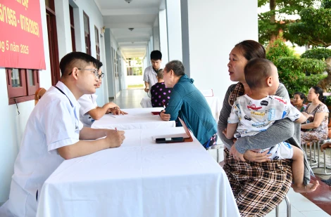 Vùng 5 Hải quân khám, cấp thuốc miễn phí cho hơn 300 người dân Phú Quốc