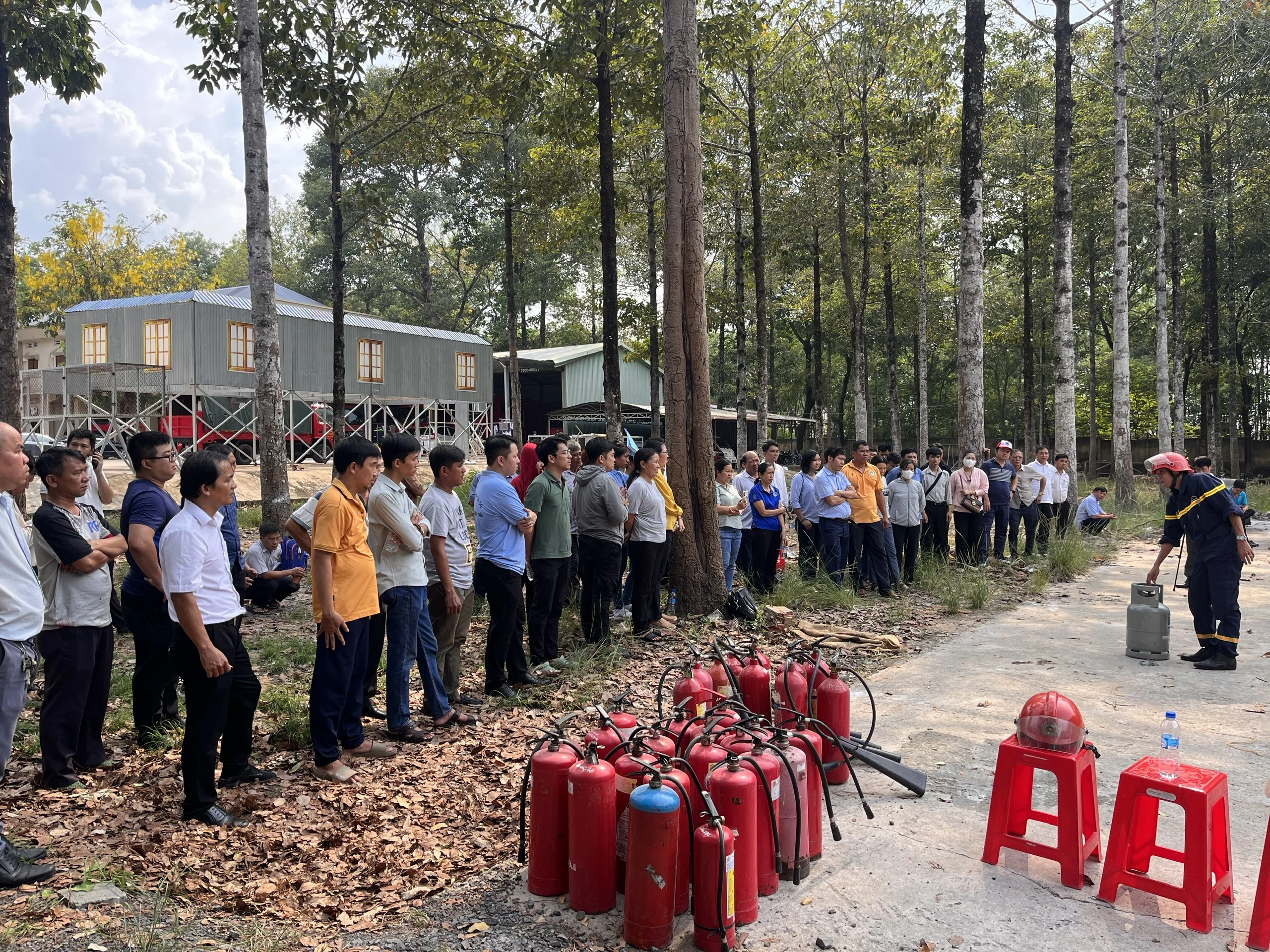 Tập huấn kiến thức và kỹ năng PCCC cho cán bộ, nhân viên là lực lượng PCCC thuộc các cơ quan Ðảng, Nhà nước cấp tỉnh.