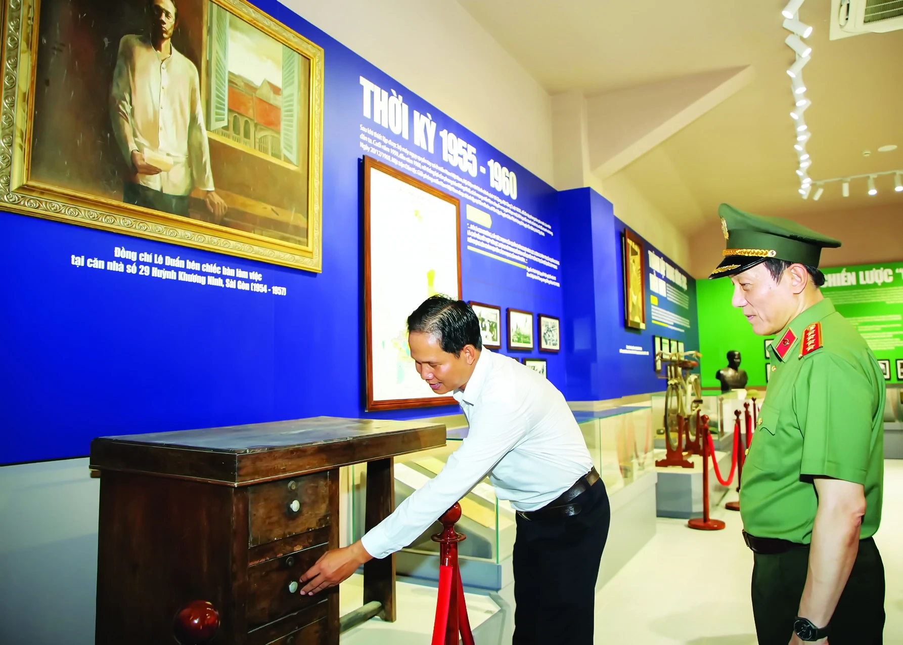 Ðại tướng Lương Tam Quang- Uỷ viên Bộ Chính trị, Bộ trưởng Bộ Công an xem các hiện vật tại nhà trưng bày Khu di tích lịch sử quốc gia đặc biệt Căn cứ Trung ương Cục miền Nam.
