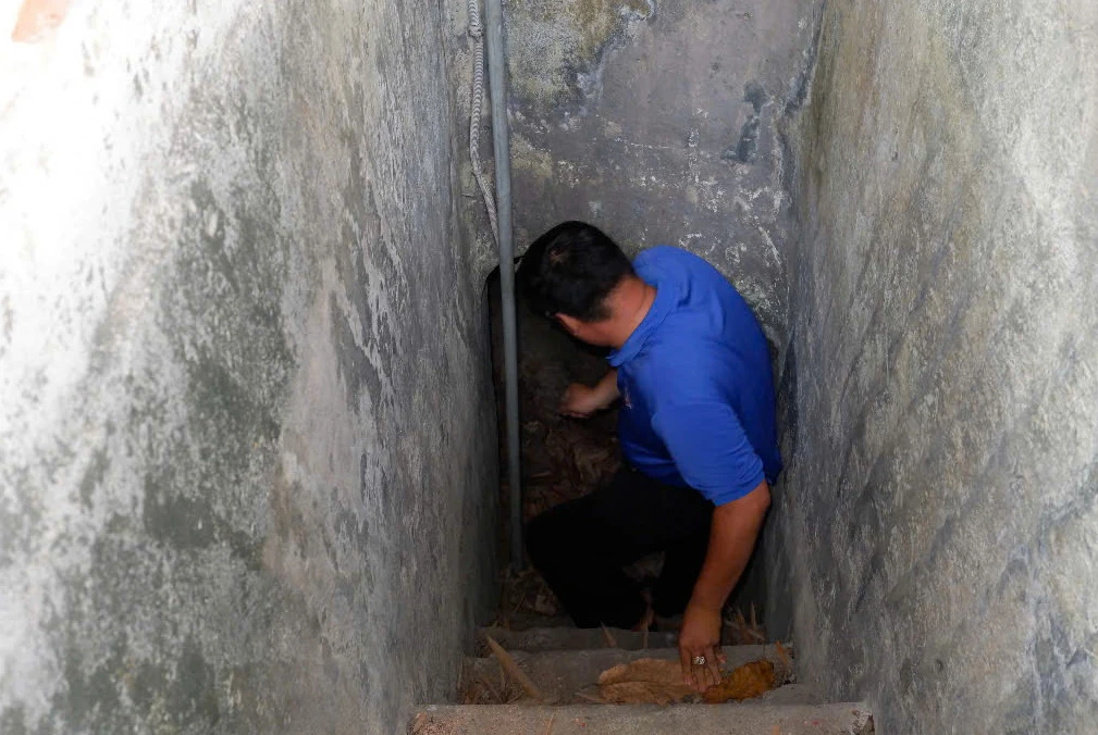 Khách du lịch tham quan địa đạo An Thới.