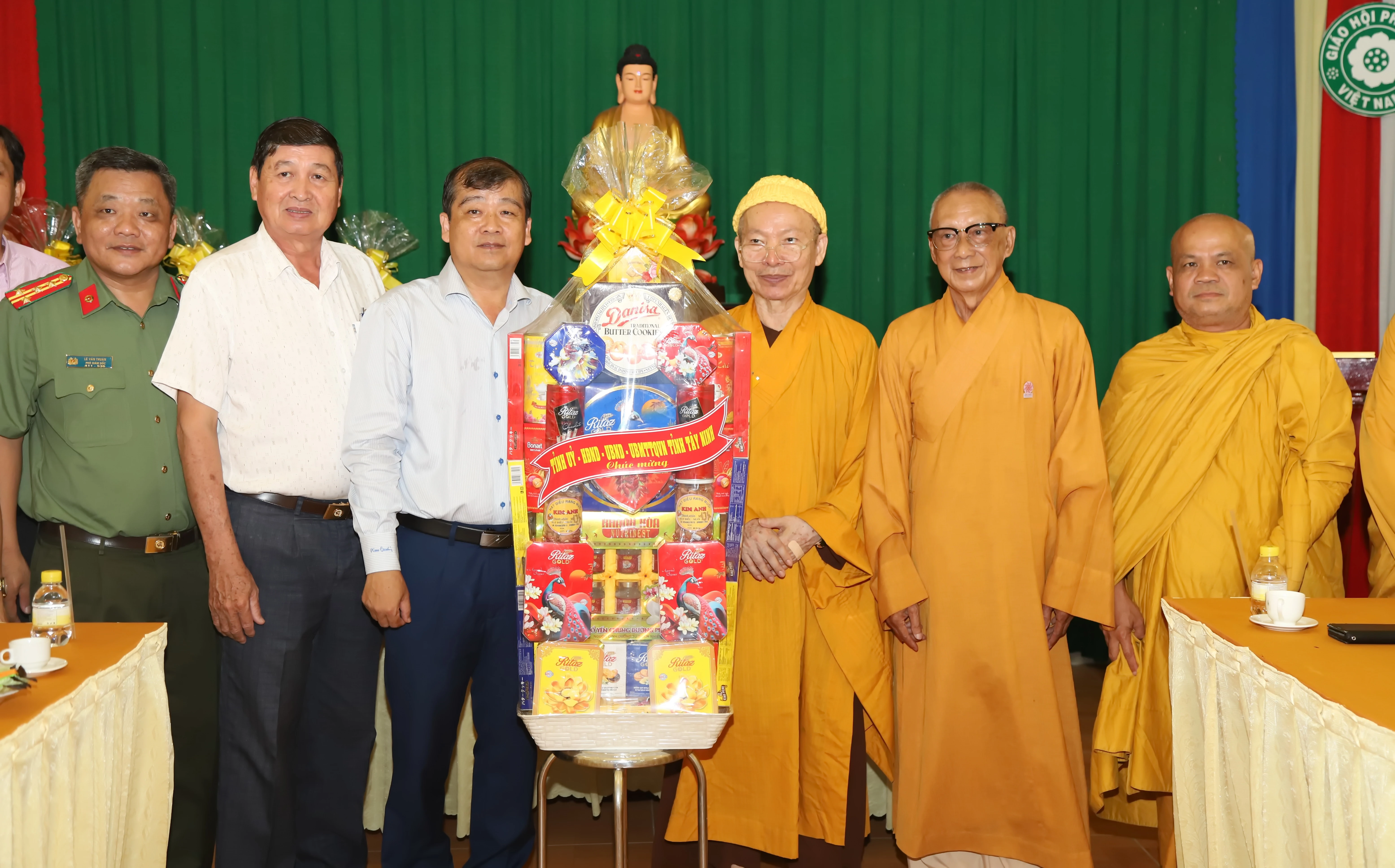 Ðoàn công tác gửi tặng quà của Tỉnh uỷ, HÐND, UBND, Uỷ ban MTTQVN tỉnh đến Ban Trị sự.