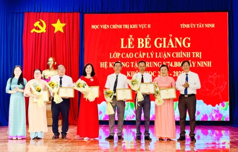 Bế giảng lớp cao cấp lý luận chính trị K74.B06 Tây Ninh