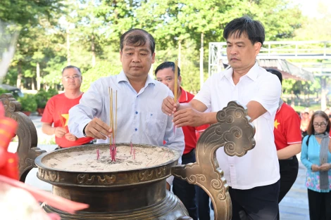 Công đoàn Ban Tuyên giáo và Ban Dân vận Tỉnh uỷ: Về nguồn, thăm các di tích lịch sử