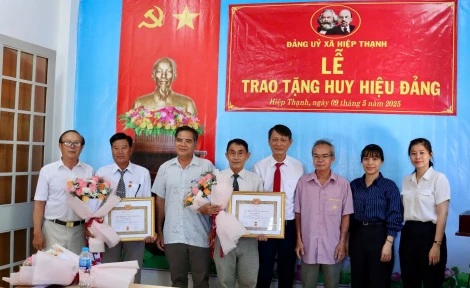 Gò Dầu: Trao tặng Huy hiệu Đảng cho 5 đảng viên