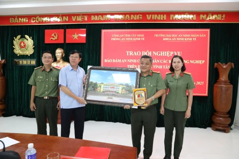 Trao đổi công tác bảo đảm an ninh công nhân các khu công nghiệp