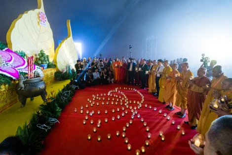 Vesak 2025: Núi Bà Đen rực rỡ dưới ngọn nến hoà bình