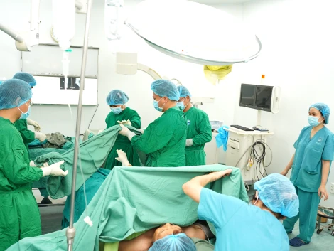 Bệnh viện Chợ Rẫy chuyển giao kỹ thuật "Phẫu thuật thay toàn bộ khớp gối" cho Bệnh viện Đa khoa tỉnh