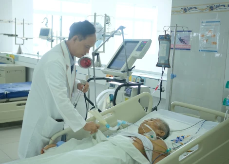 Cứu sống ngoạn mục người đàn ông bị vết thương thấu ngực lộ phổi