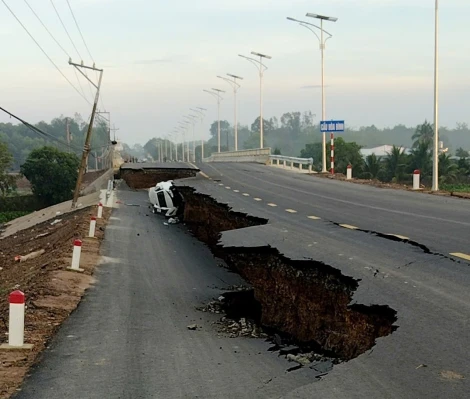 Sụt lún đường dẫn vào cầu Hoà Bình gây tai nạn